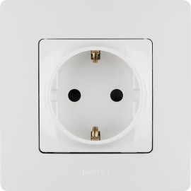 Розетка 1-м СП Etika 16А IP31 250В 2P+E с заземл. защ. шторки немецк. стандарт винтов. клеммы механизм бел. IEK 672222
