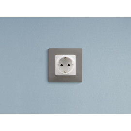 Розетка 1-м СП Etika 16А IP31 250В 2P+E с заземл. защ. шторки немецк. стандарт винтов. клеммы механизм бел. IEK 672222