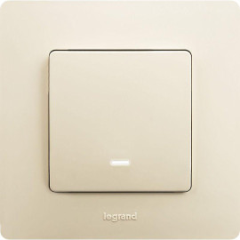 Выключатель 1-кл. СП Etika 10А IP20 250В 10AX с подсветкой/индикацией безвинтов. зажимы механизм сл. кость IEK 672303