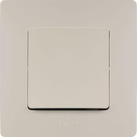 Переключатель 1-кл. СП Etika 10А IP20 250В 10AX безвинтов. зажимы механизм сл. кость IEK 672305