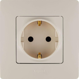 Розетка 1-м СП Etika 16А IP20 250В 2P+E с заземл. немецк. стандарт винтов. клеммы механизм сл. кость IEK 672321
