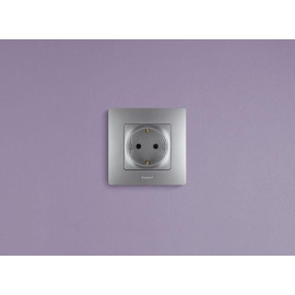 Розетка 1-м СП Etika 16А IP31 250В 2P+E с заземл. защ. шторки немецк. стандарт винтов. клеммы механизм алюм. IEK 672422
