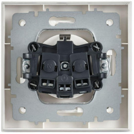 Розетка BRITE РСР14-1-0-БрАБ 16А в сборе с заземл. защ. шторки арктич. бел. IEK BR-R14-16-K91-F