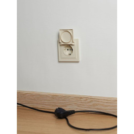 Розетка BRITE РСбш10-3-44-БрКр 16А IP44 с заземл. защ. шторки с крышкой механизм беж. IEK BR-R16-16-44-K10