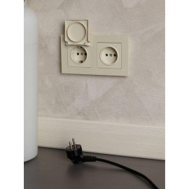 Розетка BRITE РСбш10-3-БрКр 16А IP20 с заземл. защ. шторки с крышкой механизм беж. IEK BR-R16-16-K10