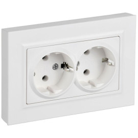 Розетка 2-м СП BRITE РСПл12-3-БрАБ 16А в сборе с заземл. без защ. шторок плоская арктич. бел. IEK BR-R27-16-K91-F