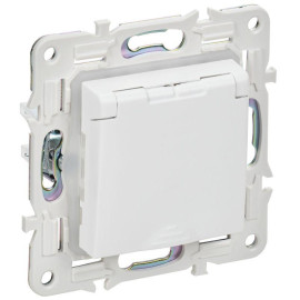 Розетка 1-м SKANDY 16А IP44 с заземл. защ. шторки с крышкой SK-R11W арктич. бел. IEK SK-R16-16-44-K01